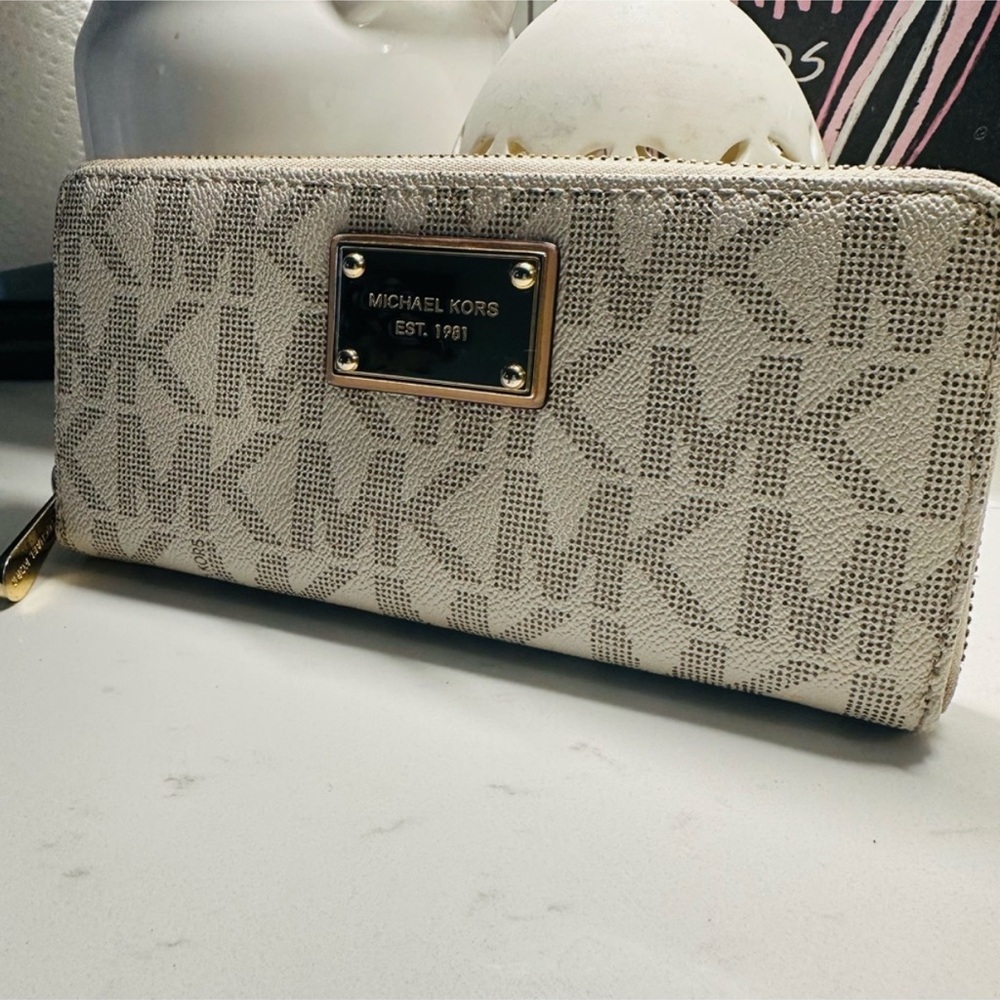 Michael Kors cream Jet Set Wallet